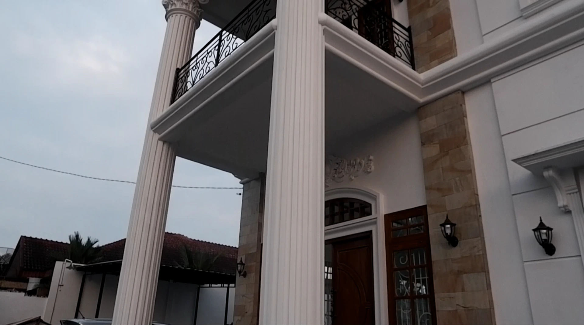 konstruksi rumah klasik modern